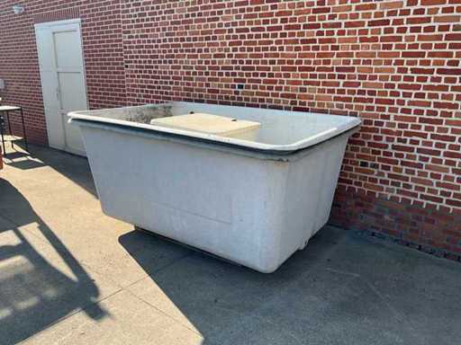 polyester meststofbakken 2 x (2200L) zuurbak 1x (400L)