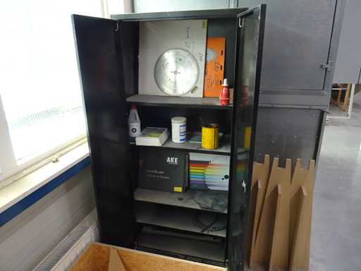 Szafka z zawartością