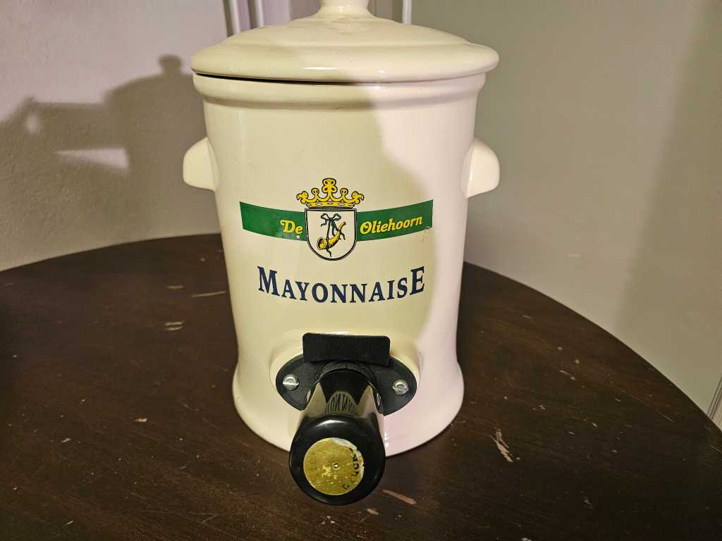 La pompa per maionese in ceramica con corno a olio
