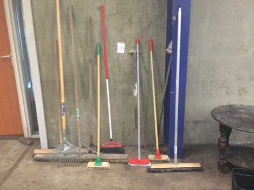 Mături diverse și altele asemenea