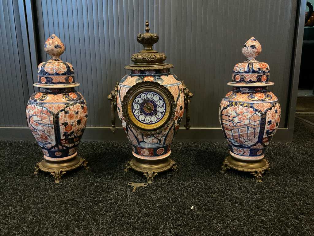 Antique clock with vases - Scherpenzeel