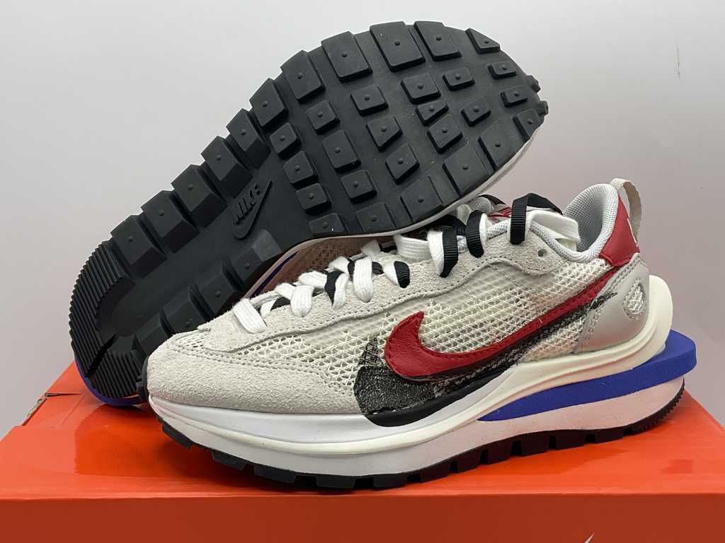 Nike Vaporwaffle Sacai Fuchsia Game Royal Sneakers 36