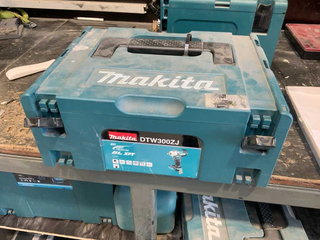 Makita DTW300 Impact Wrench