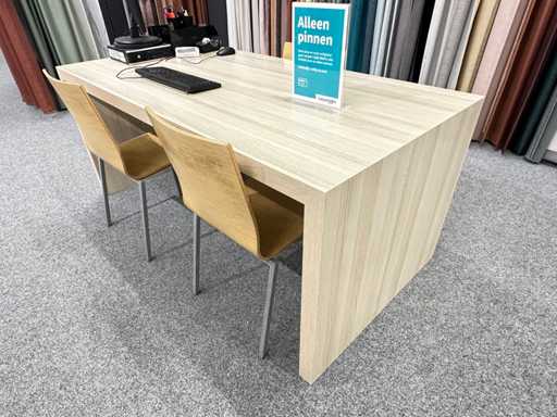 Tisch mit 3 Pedrali-Stühlen