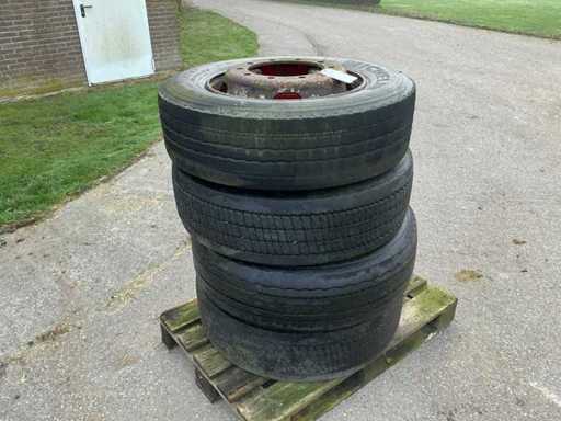 Opona ciężarówka z felgą (4x)