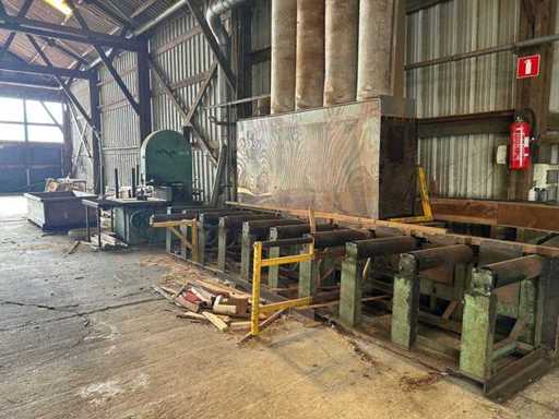 Band sawing machine