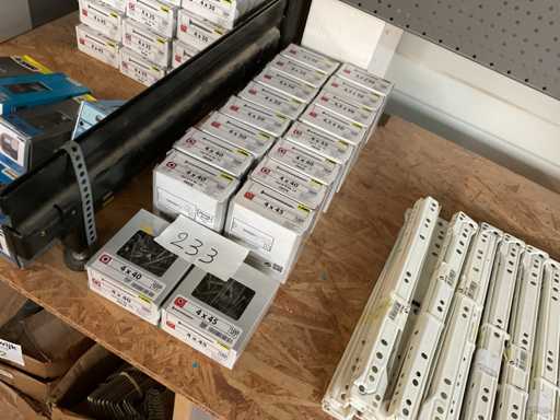 13 Schachteln mit Edelstahlschrauben aus Holz