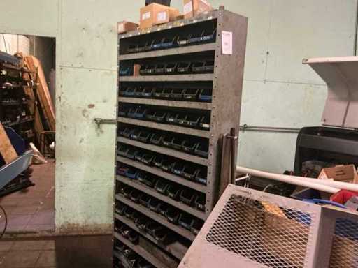 Metalen kast met inhoud