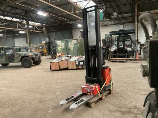 Elektryczny wózek paletowy BT SWE120 z 2007 roku