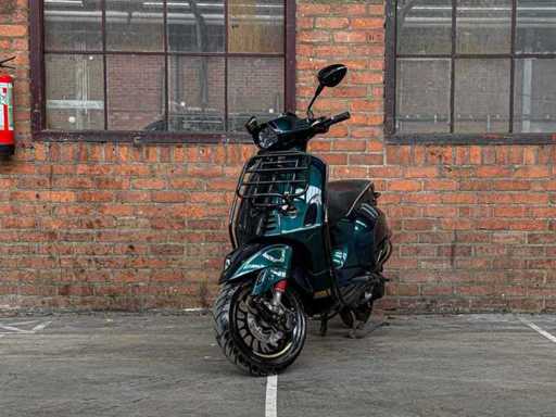 Piaggio Vespa Sprint 4T Sport 80cc (CUSTOM) -AKRAPOVIC- 2014 Scuter, F-277-ZH