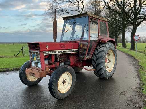 International 844-S Ciągnik rolniczy z napędem na dwa koła