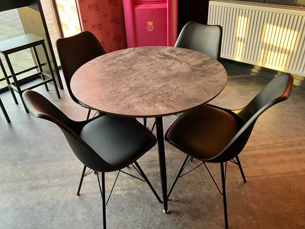 4 tafels en 16 diverse stoelen