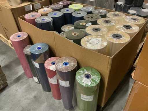 Partia różnych rolek papieru/folii kwiatowej (30x)