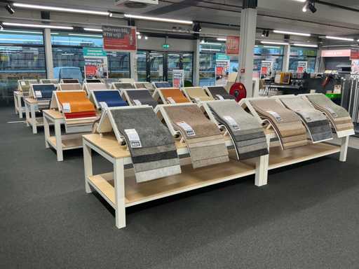 Tavolo di presentazione con campioni di moquette (8 volte)