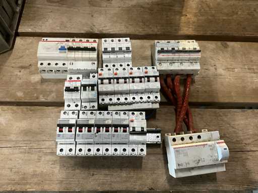 Electricity circuit breakers