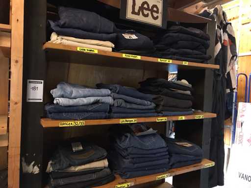 Lotto di jeans e pantaloni di velluto a coste
