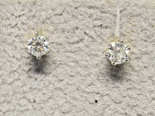 18 KT Yellow Gold Earring With Natural Diamond