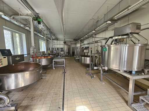 EINZELPARZELLE: Viele Maschinen und Geräte für Molkerei- und Käseproduktion, Büromöbel und Videoüberwachungssystem