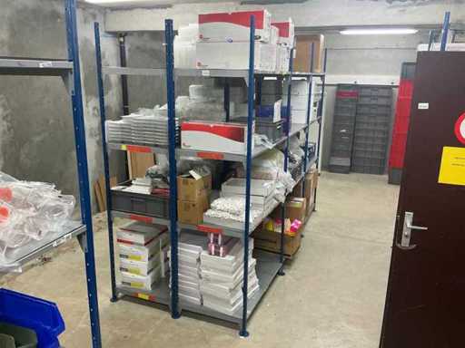 Półka z pipetami i mikropłytkami