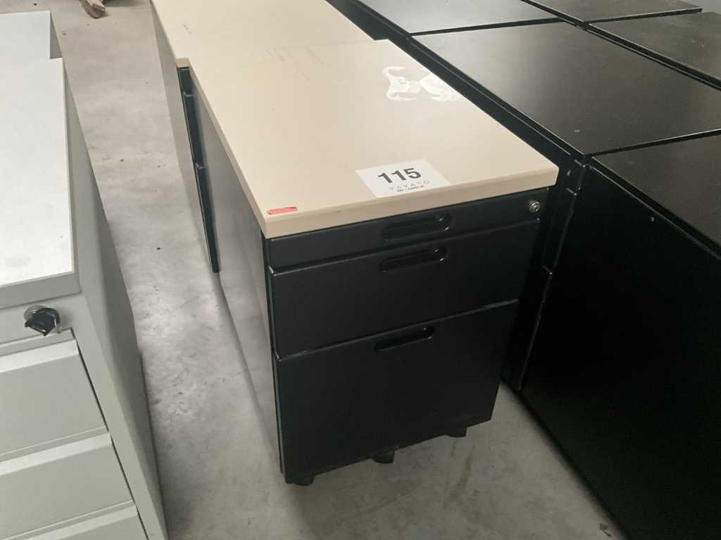 2 mobile drawer units with 3 drawers