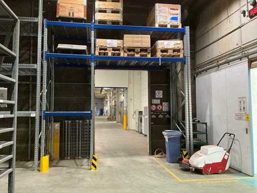 Différents racks d’entrepôt (2x)
