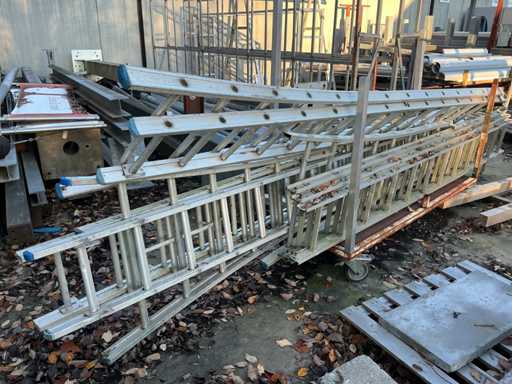 Various ladders (5x)