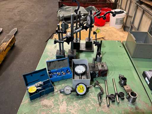 Veel meetklokken, magnetische voetstukken en meetaccessoires