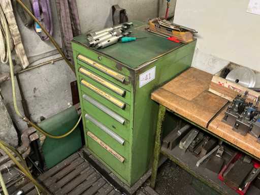 Assortiment draaigereedschap/accessoires, waaronder gereedschapsladekast