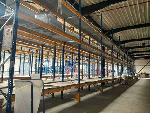 Ongeveer 37 lopende meter Palletstelling