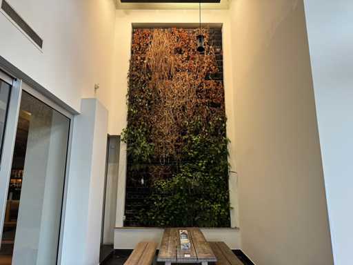 Plantenwand met zelfwerkend watersysteem.