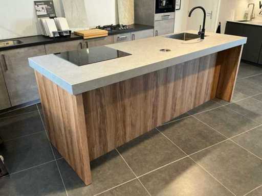 Vevo-Kochinsel 256 x 90 cm mit Induktionsherd, Spüle, Wasserhahn und Pelgrim-Geschirrspüler
