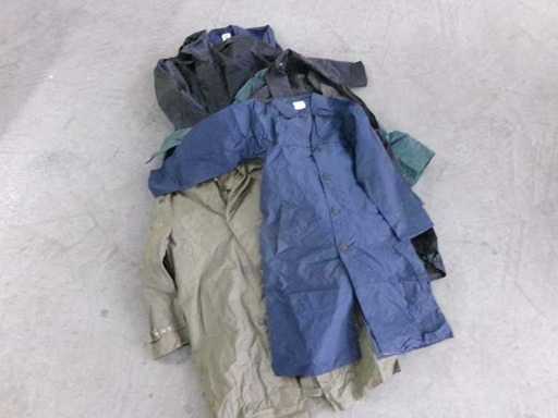 Regenjasmix, deels defect, in een houten doos (G1) (31x)
