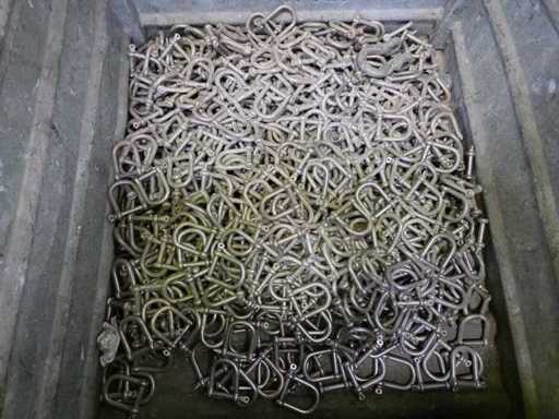 Shackles d-harf z serii