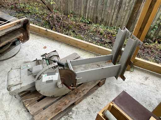 Cirkelzaagmachine op voet