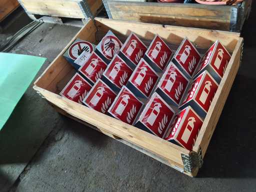   Palette mit Schildern Feuerlöscher + Gefahr