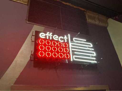 Publicité d’effets illuminée avec un crochet