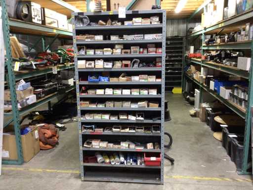 Szafka magazynowa z zawartością