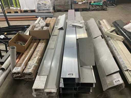 Vari profili metallici del tetto