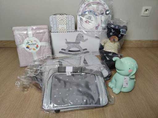 Baby & peuter: Schommelpaard - Dekentjes - Nachtlampje - Eetsetje - Knuffelbeer - Verzorgingstassen - Cadeaukoffertje