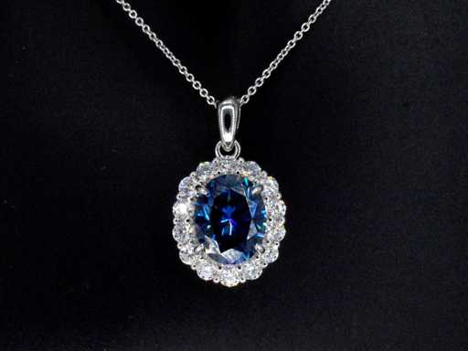 Entourage hanger met witte briljanten en grote blauwe saffier ovaal