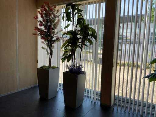 Plantă artificială în ghiveci