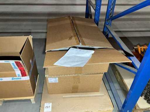 Pallet met hefapparatuur