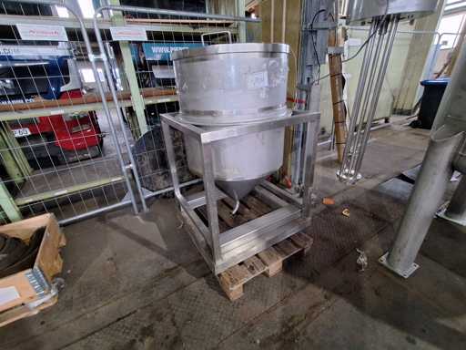   Réservoir en acier inoxydable dans la crémaillère de transport