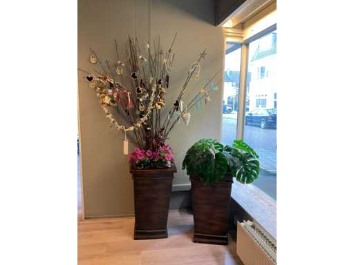 Decoratie met grote plantenbakken (2x)