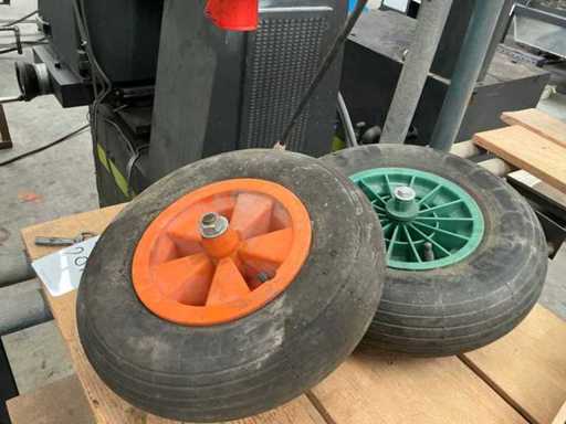 Wheelbarrow wheel (2x)