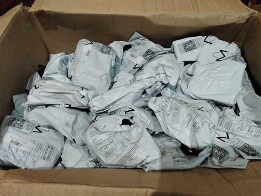 Pełne duże pudełko zwrotów z Amazon