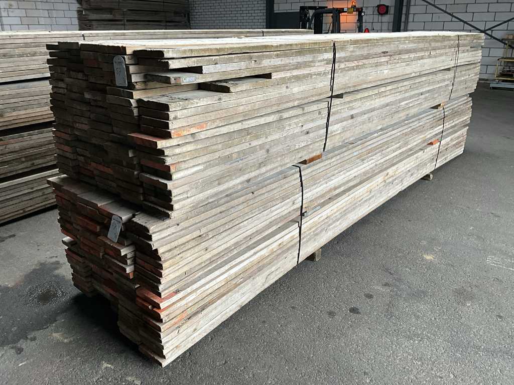 Drewniane deski rusztowań (200x)