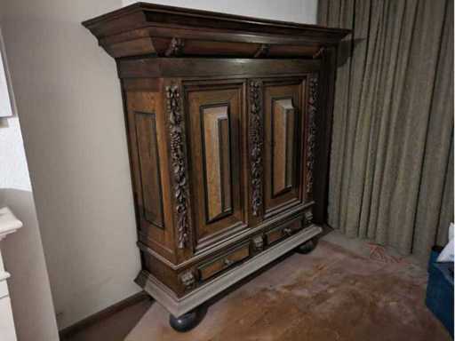 Antiker Leinenschrank