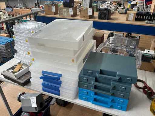 Charge einer Plastikaufbewahrungsbox