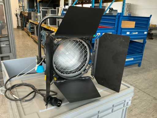 Fresnel X5plus 200W 3200° Pole Operation Headlight with Flag - TG-Hook-Funic